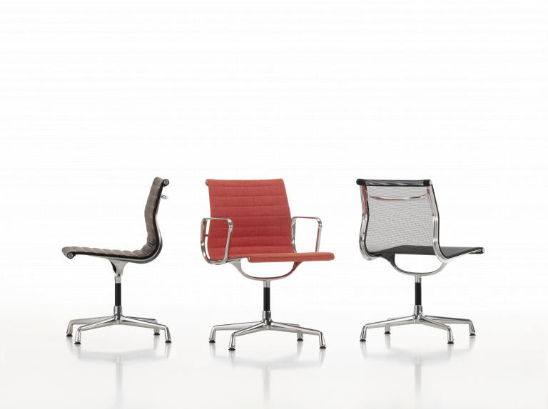 Vitra EA 104 stoel leder nero, onderstel verchroomd