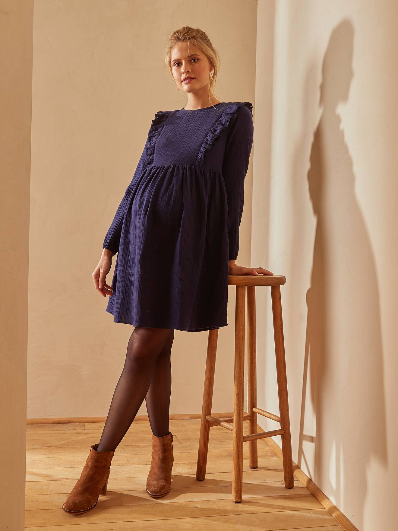 Vestido liso azul escuro de chiffon de algodão para gestantes e lactantes.