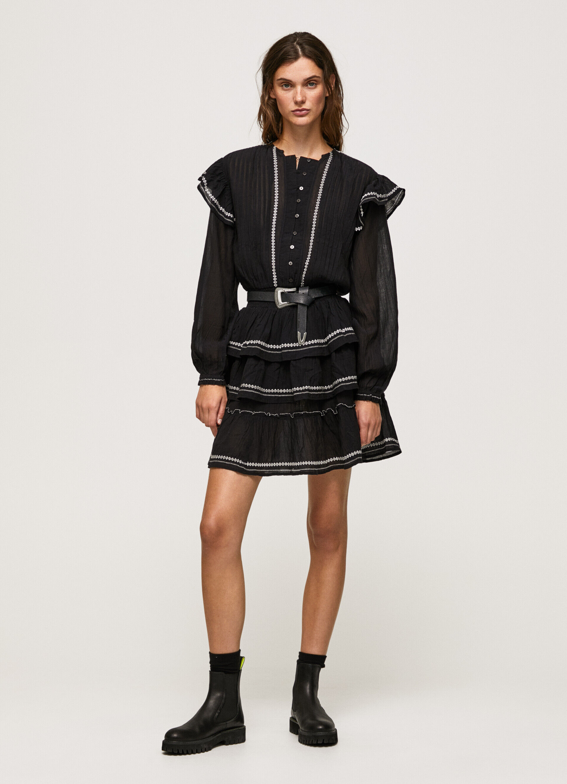 Mini vestido com detalhes bordados - preto