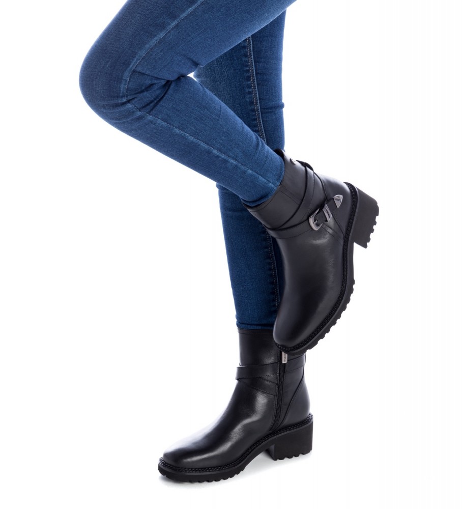 Botas de tornozelo Carmela em couro, modelo 160037, pretas.