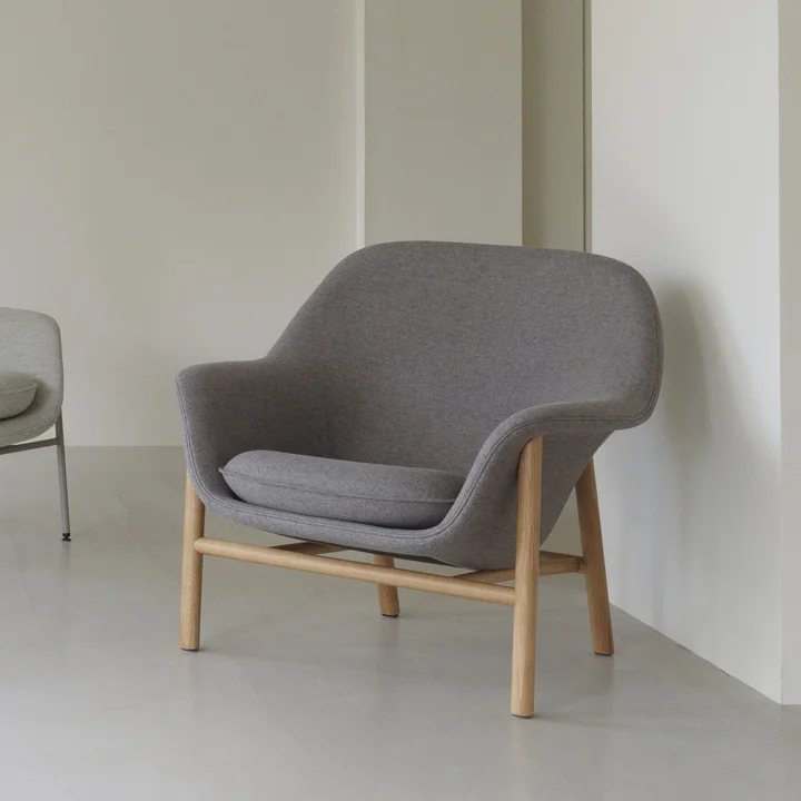 Normann Copenhagen - Drape Lounge Chair, low, schwarz / Synergy 32