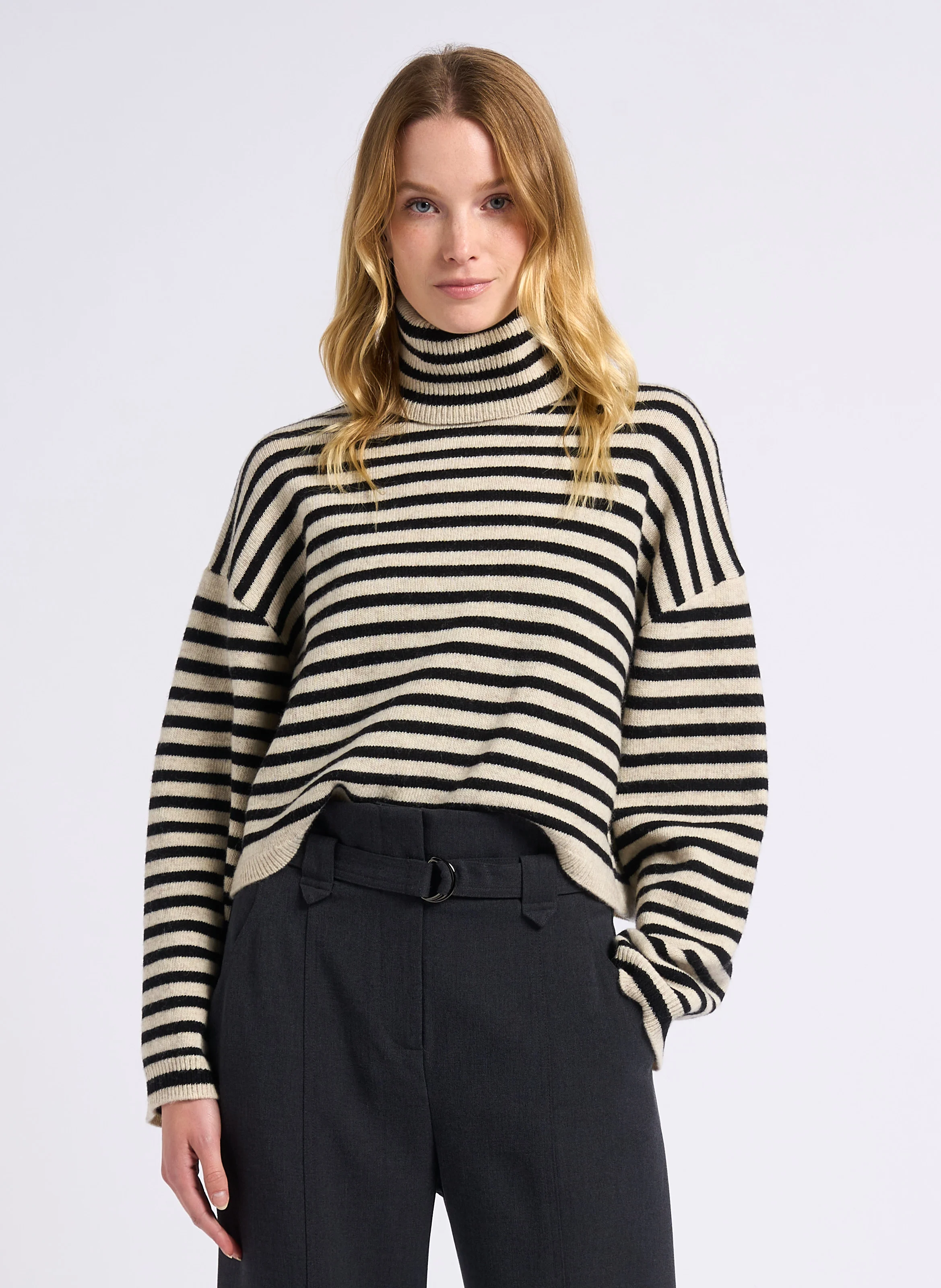 PERALI - Pull ample col roulé en laine mélangée à rayures | Beige