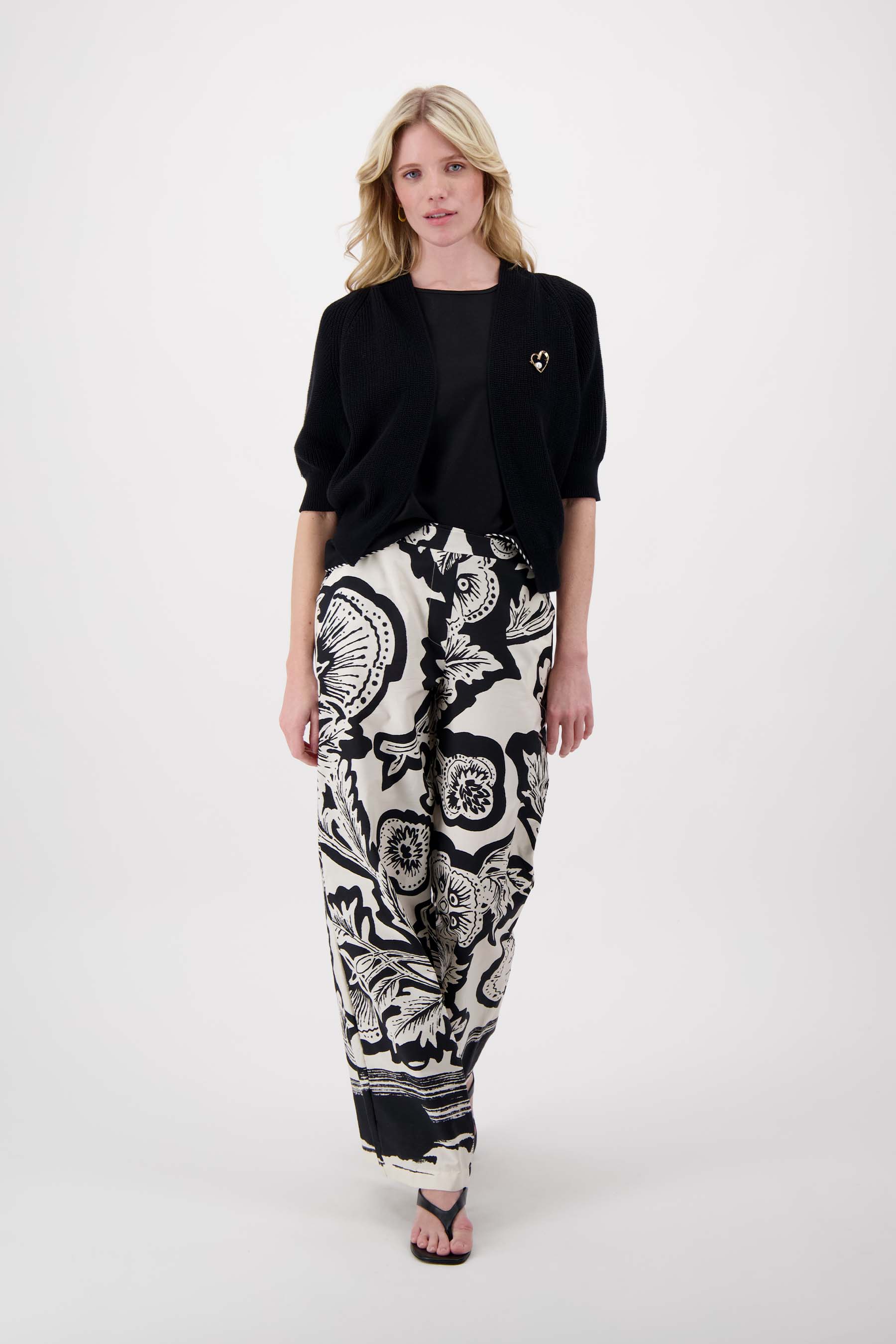vest met vleermuis mouwen met broche