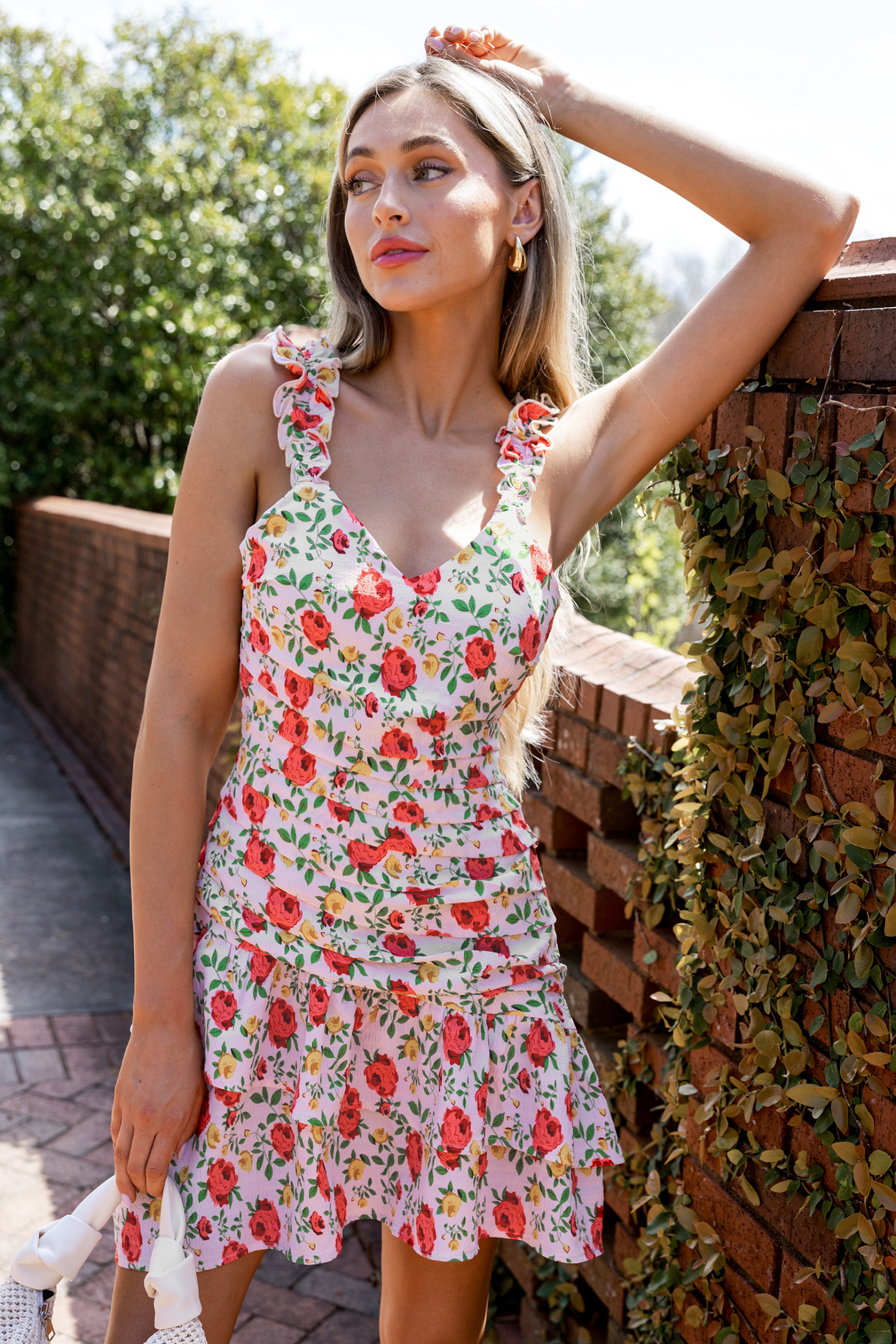 Robe mini fleurie avec ourlet superposé et bretelles à volants