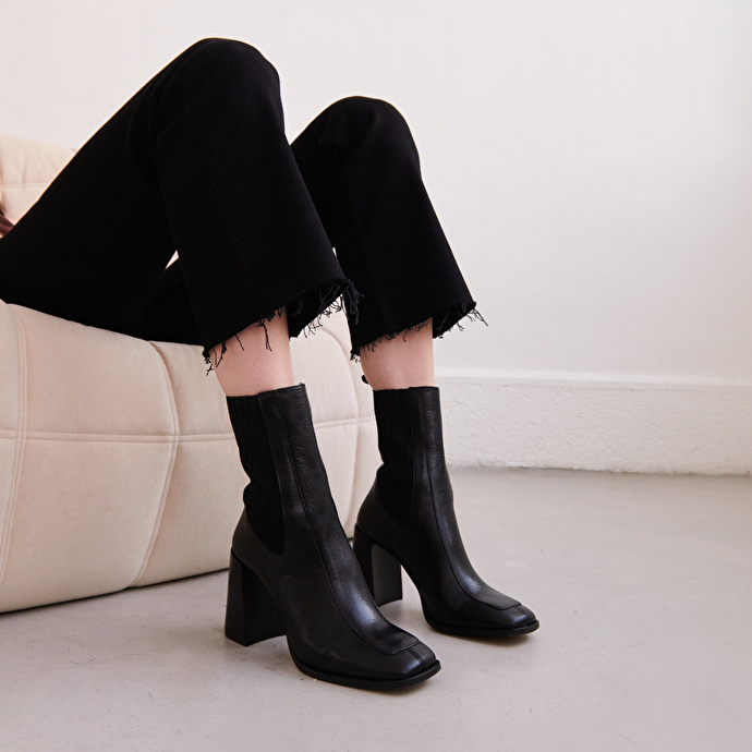 Bottines à talons hauts  en cuir noir
