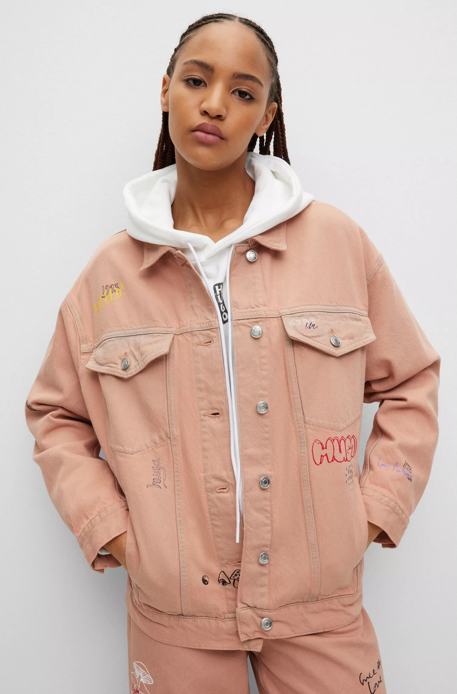Jaqueta HUGO vermelha de modelagem oversized em jeans tingido com estampas de rabiscos.