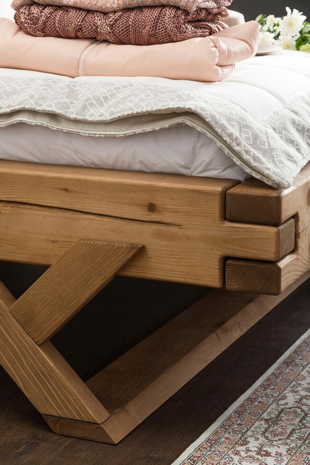 SalesFever Massivholzbett »Eik: Elegantes Bett aus Massivholz« Tradition trifft Moderne: Unikates Balkenbett mit Y-Füssen