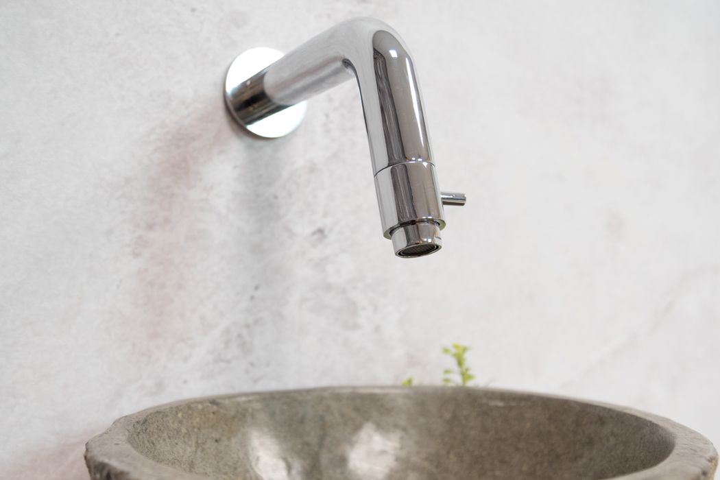 Saniclear Baru fonteinset met eiken plank, rivierstenen waskom en chromen kraan voor in het toilet