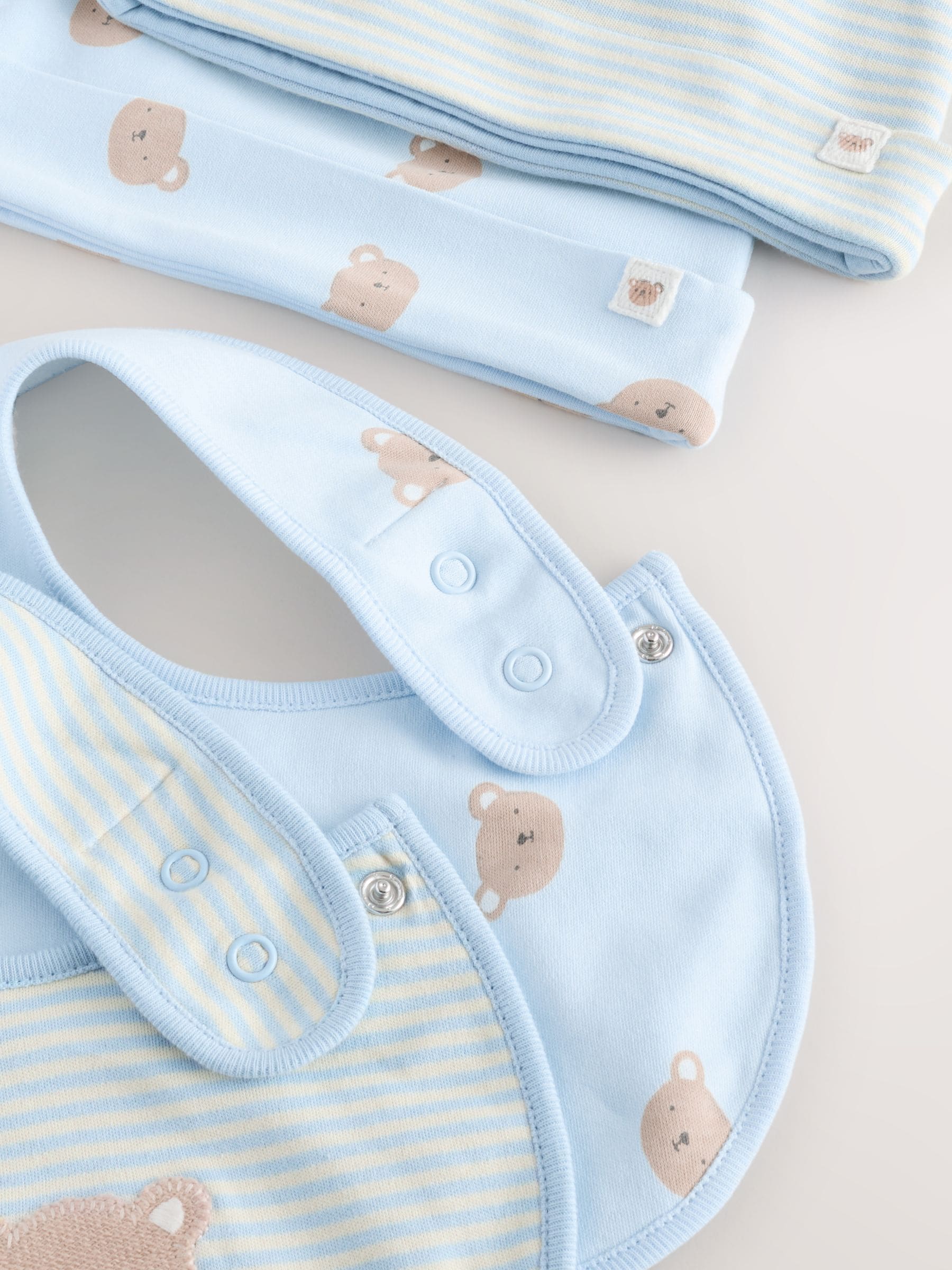 Blauw met beren - 4 -delige babyset van muts en slabbetjes (0-18mnd)