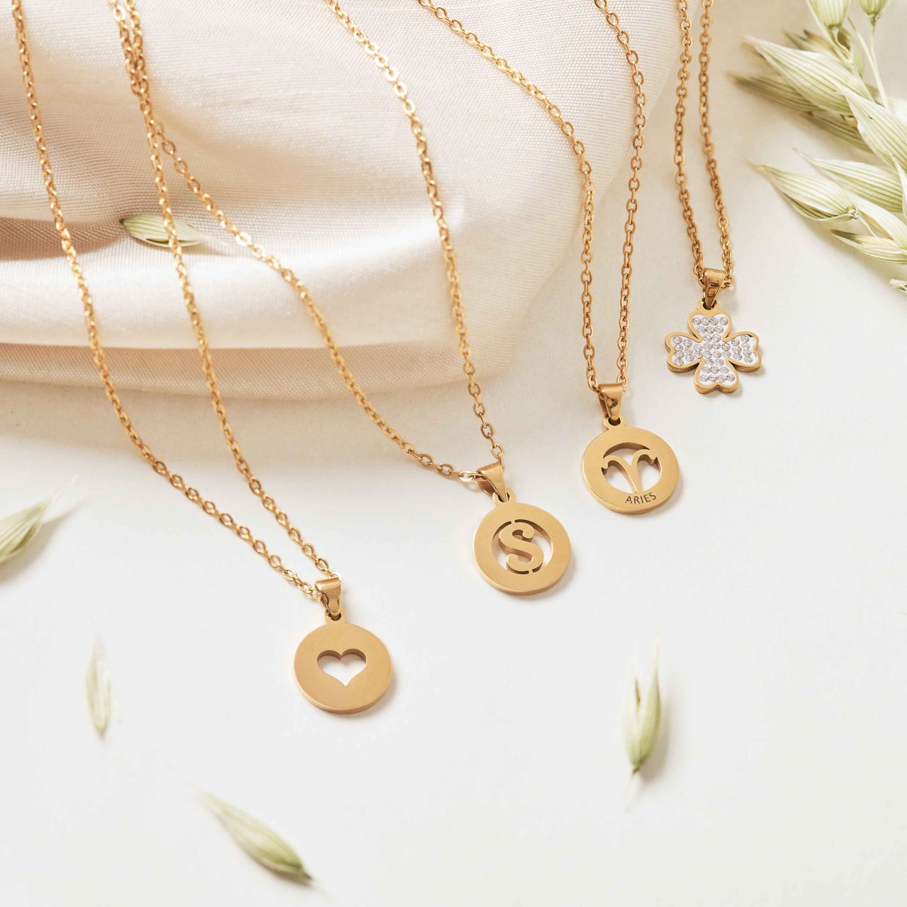 Stalen goldplated ketting met letter - C