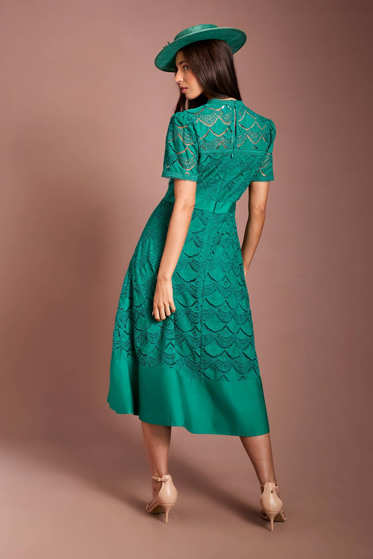 Coast Robe Midi Lisa À Manches Courtes En Dentelle Tan Avec Finitions En Satin