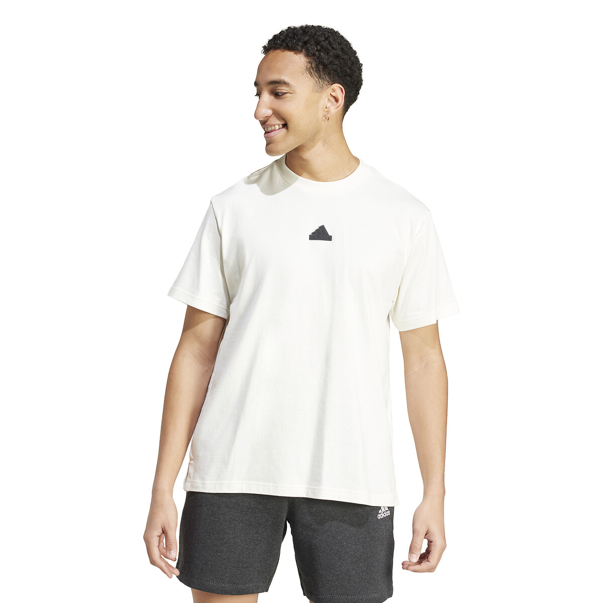 Camiseta adidas Performance com logo na frente e nas costas
