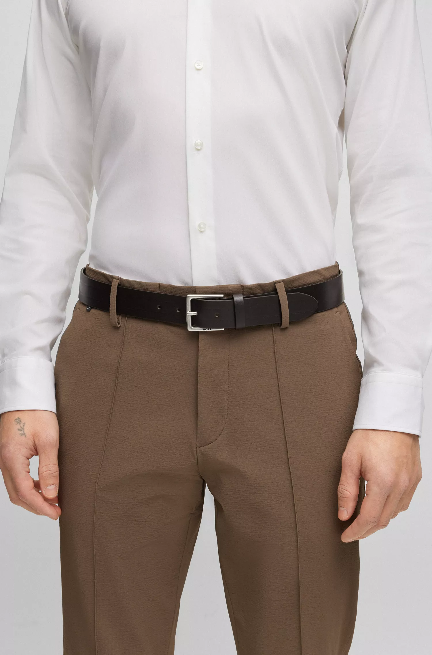 Cinto BOSS em couro preto texturizado com fivela de efeito prateado.