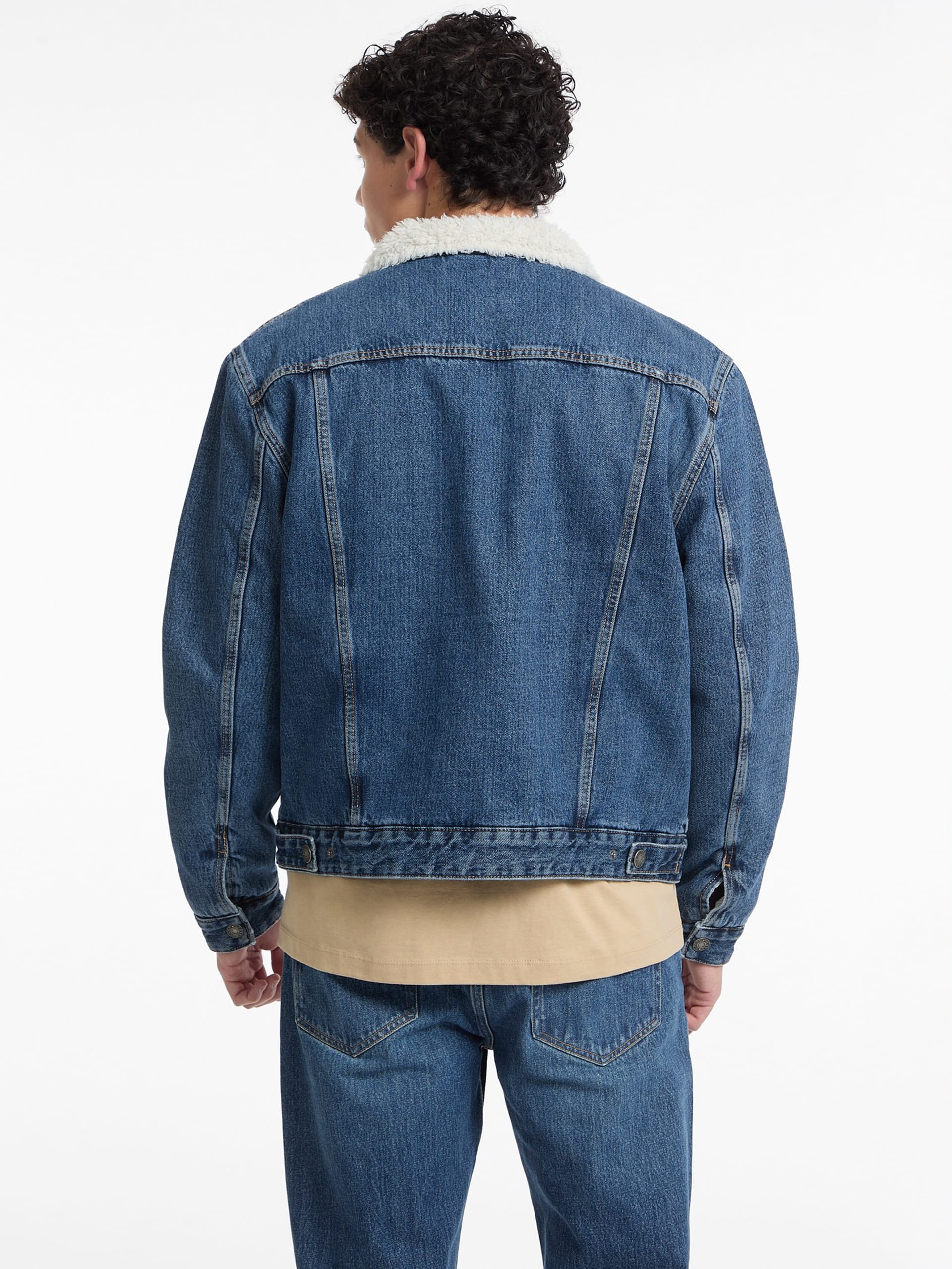 Jaqueta jeans trucker com gola sherpa