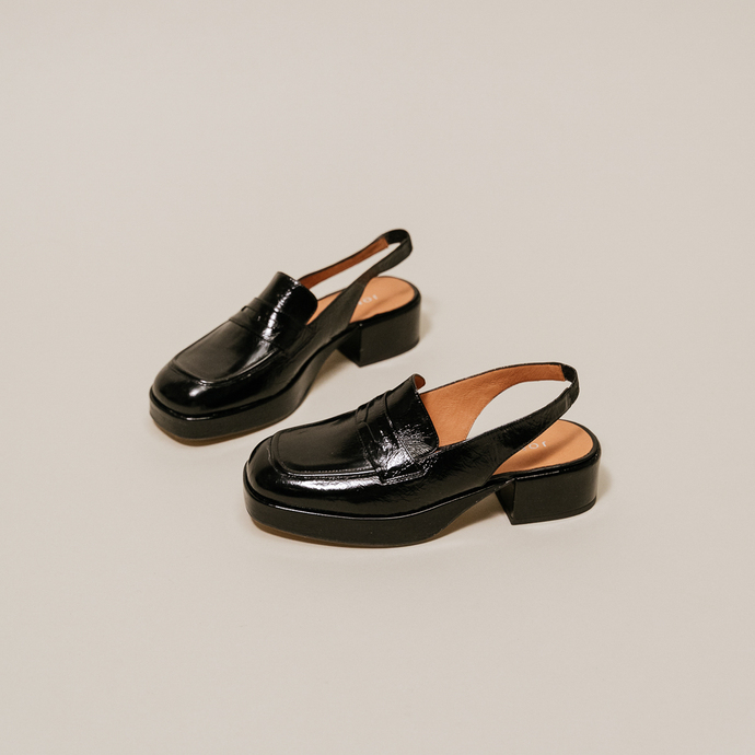 Mocassins à bouts carrés et talons épais  en cuir brillant noir