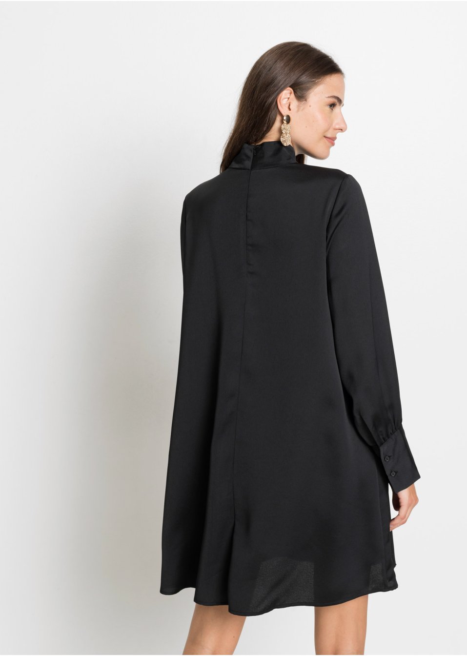 Robe en satin avec col montant