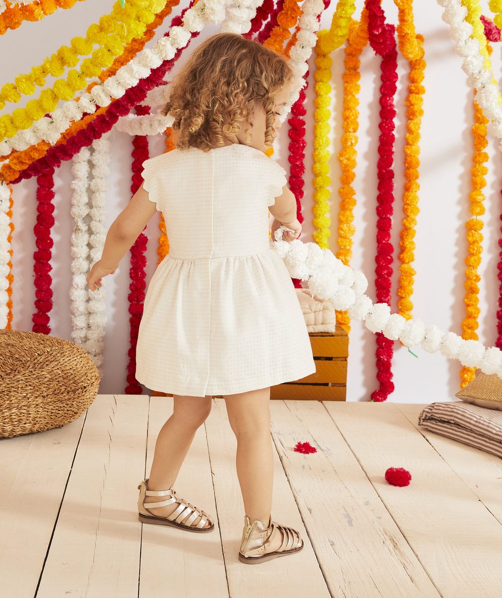 ROBE BÉBÉ FILLE ÉCRUE AVEC FRONCES ET POIDS COULEUR DORÉE