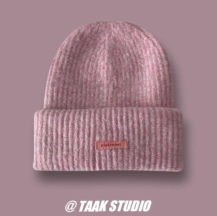 TAAK - Effen gebreide muts met appliqué