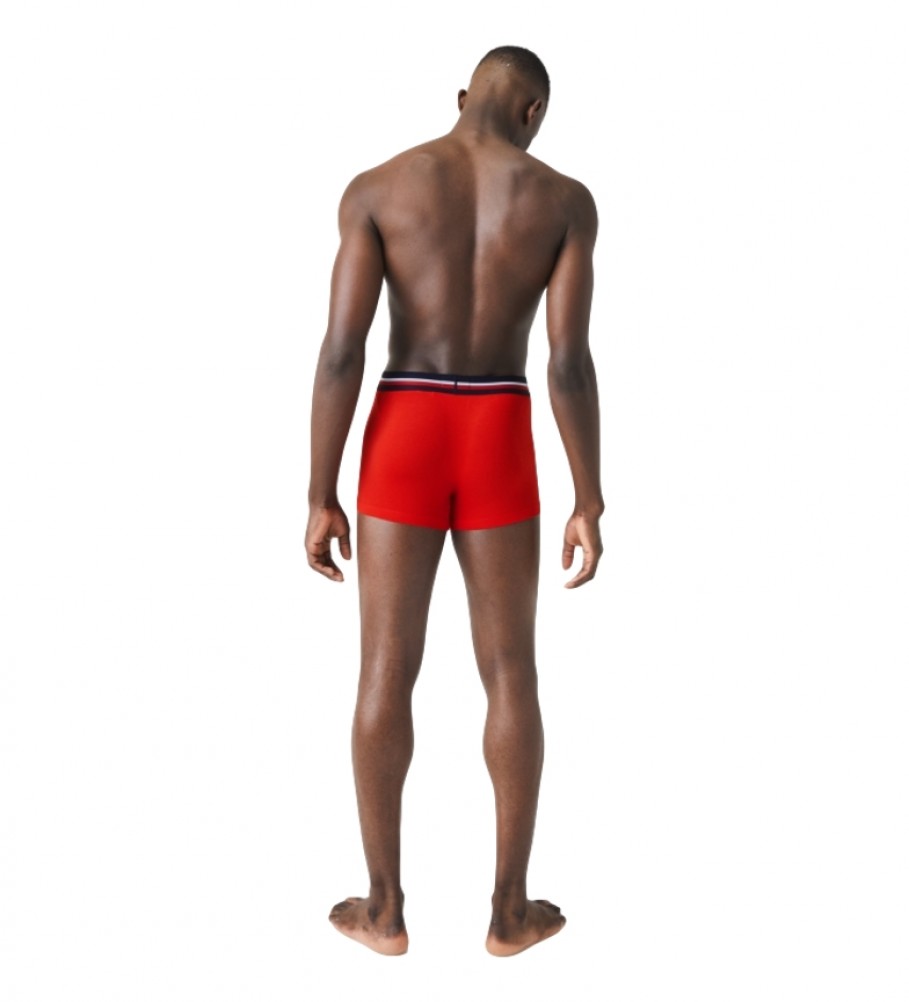 Conjunto de 3 cuecas boxer Lacoste nas cores vermelho, azul-marinho e cinza.