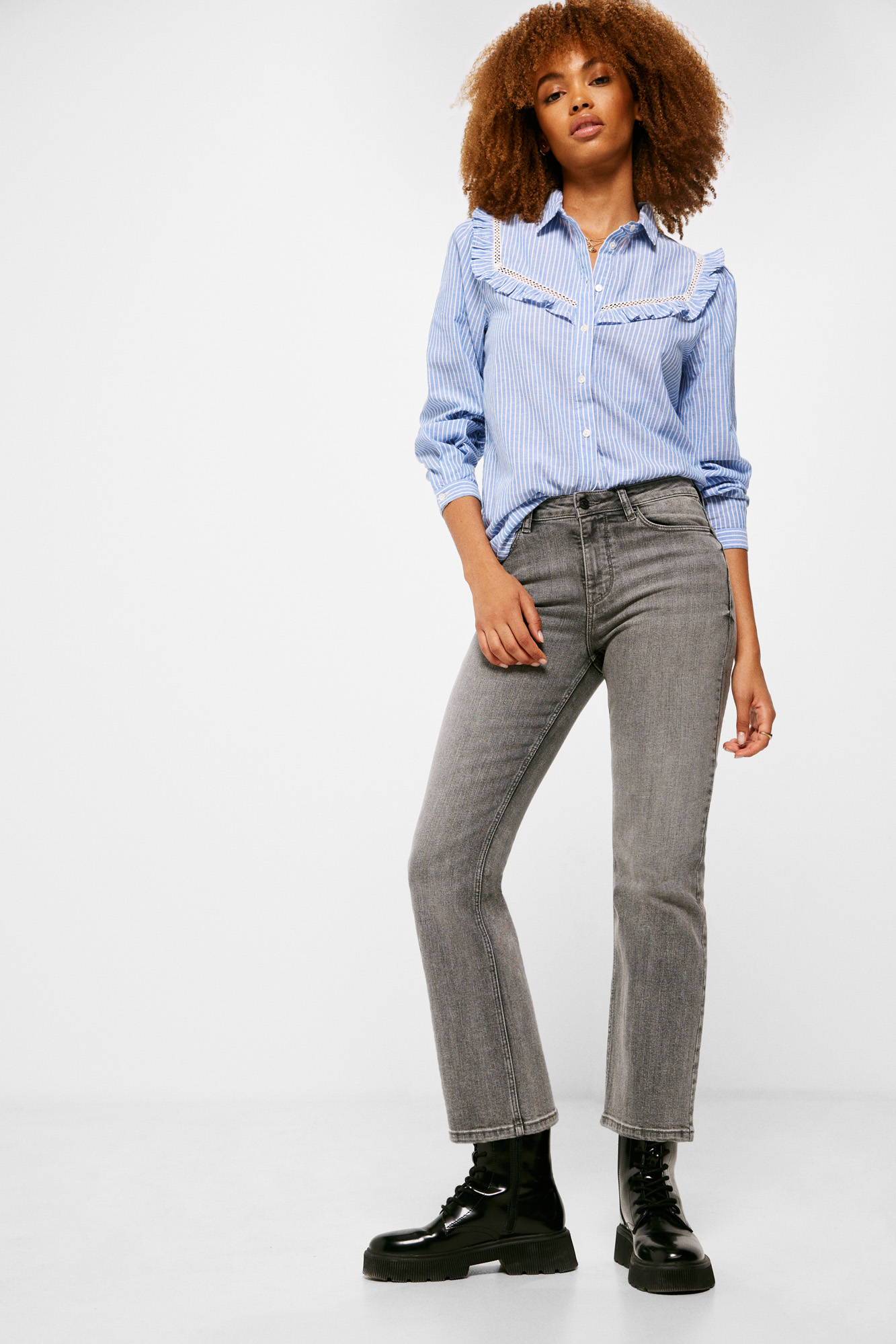 Calça jeans flare com lavagem sustentável