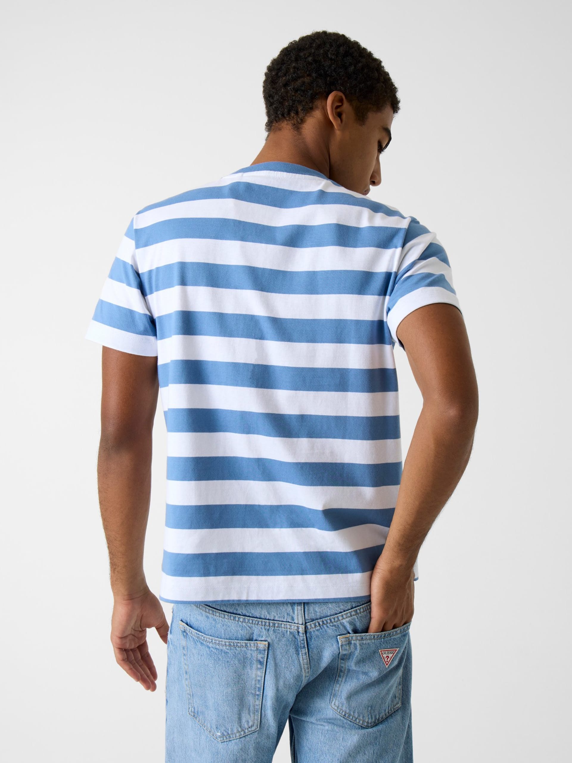 Camiseta com logo listrado