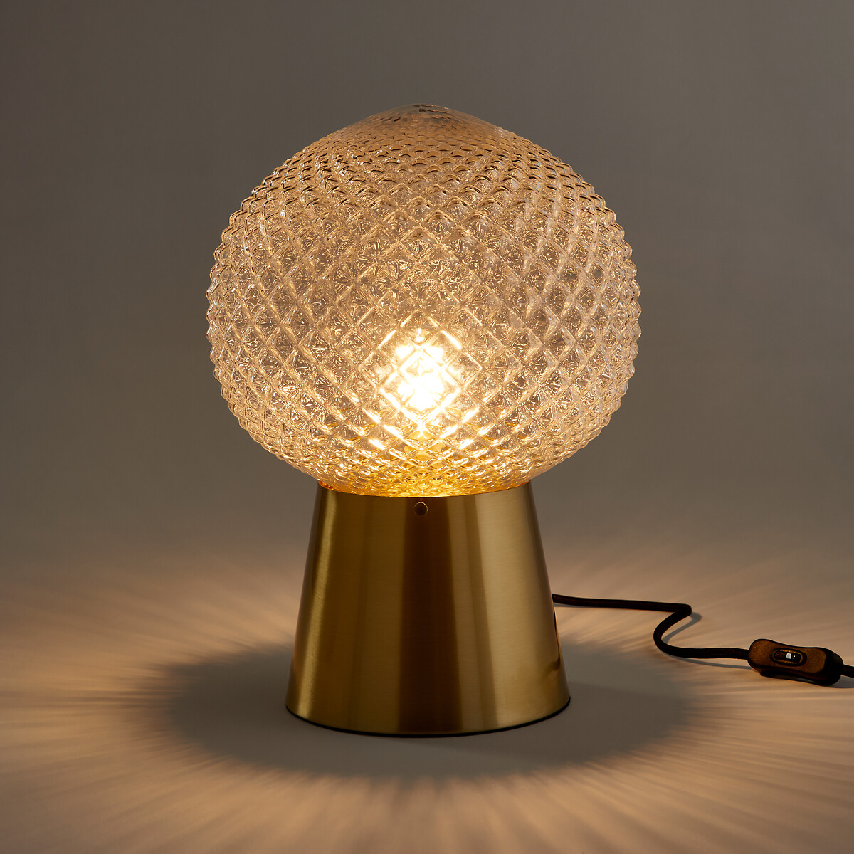 CAMILLE OMERIN X LA REDOUTE INTERIEURS<br>Candeeiro de mesa em vidro cinzelado e latão usado