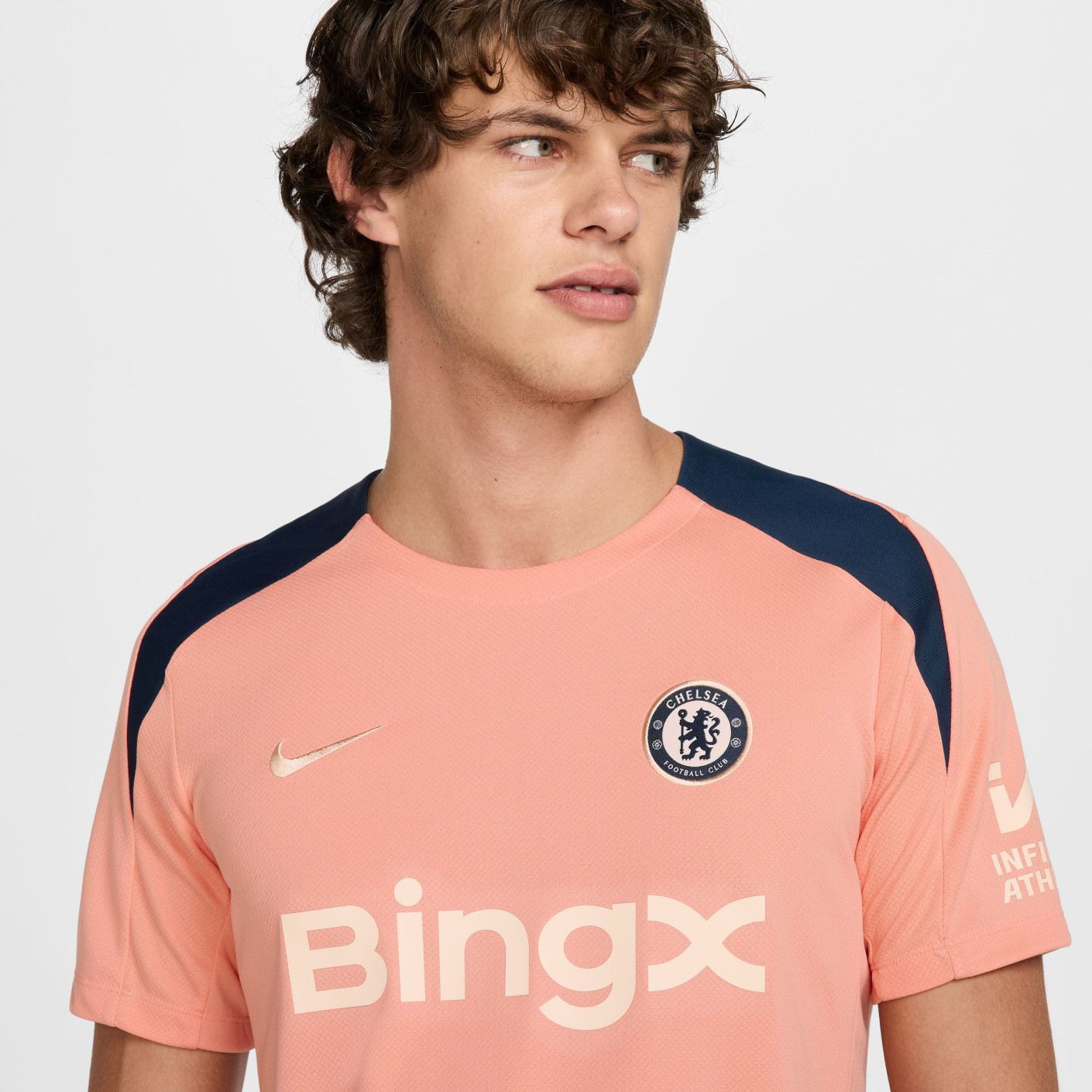 Nike Chelsea Strike Trainingsshirt 2024-2025 Lichtroze Donkerblauw Goud