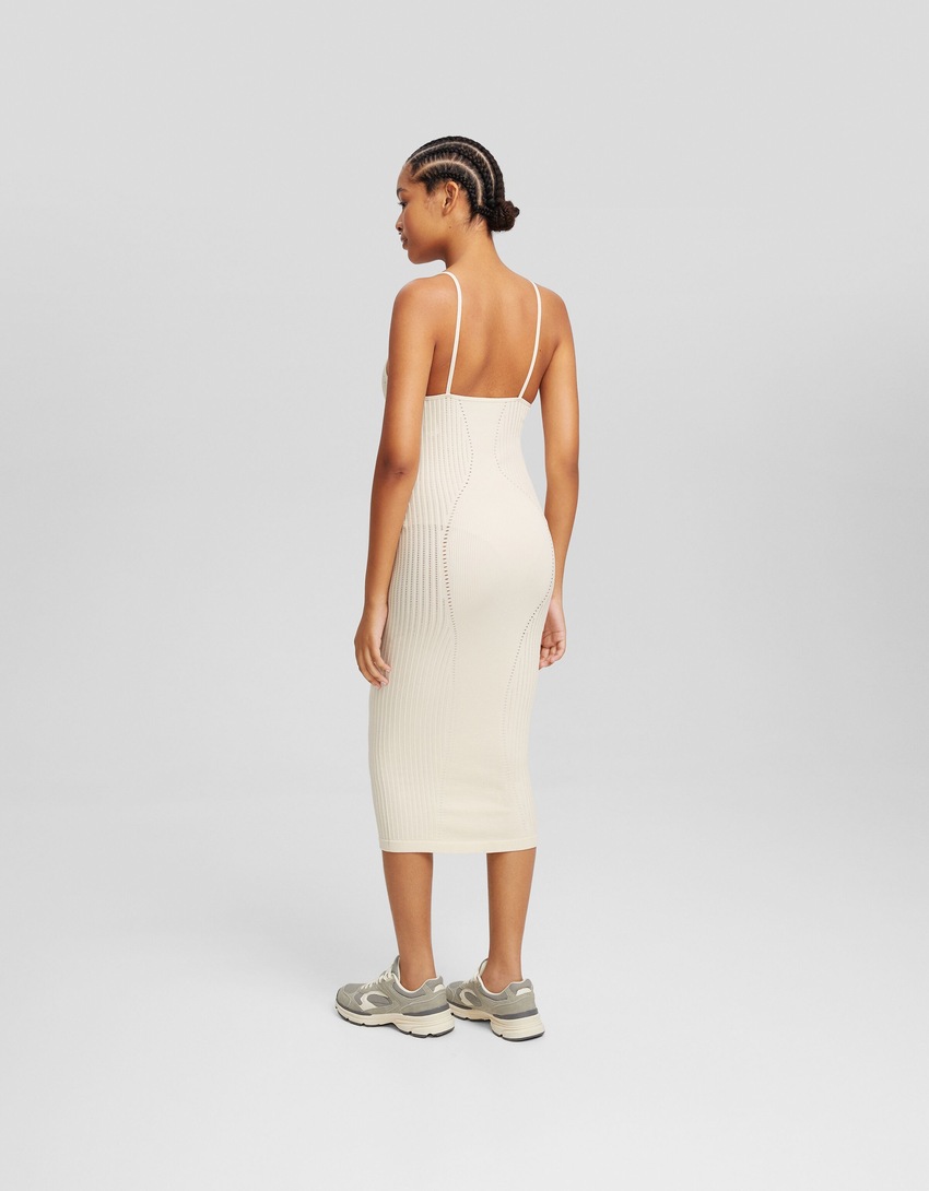 Vestido midi texturizado sem costuras com efeito desbotado