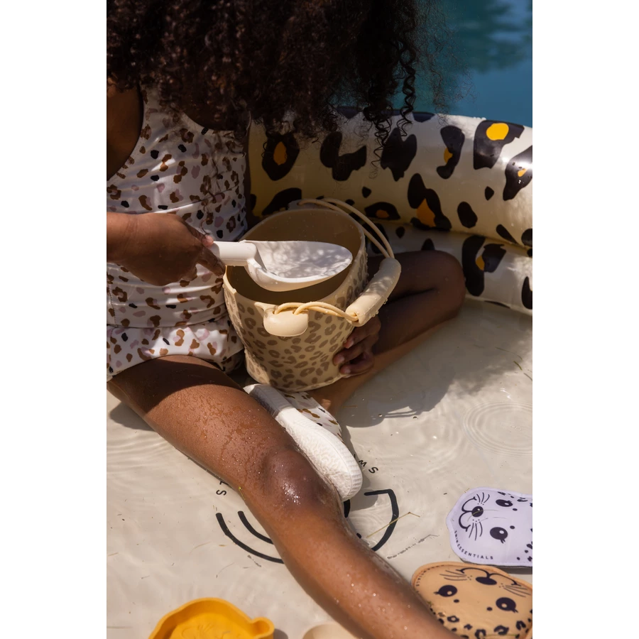 Swim Essentials Leopard Silikon Strand Set mit Eimer, Schaufel und 3 Förmchen