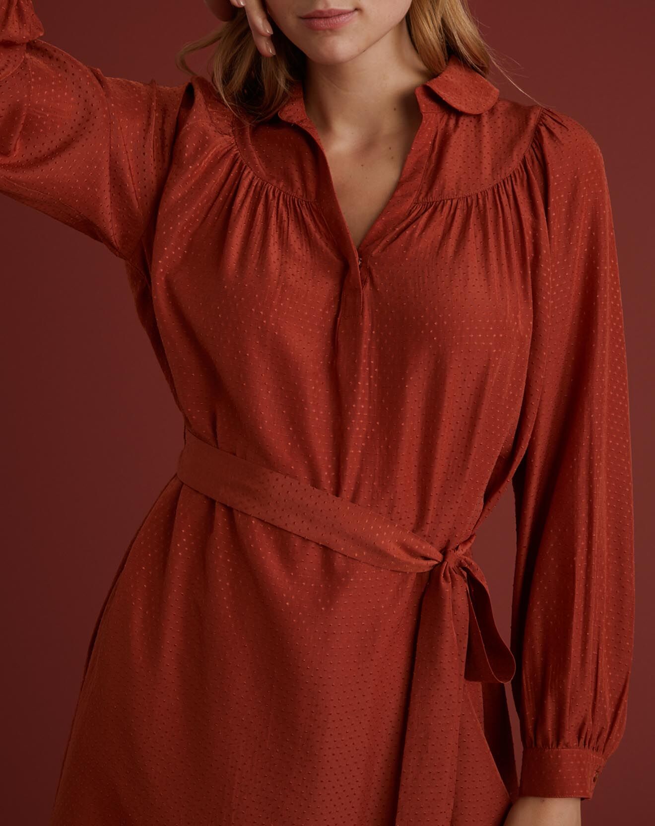 Cyrillus Robe en tissu façonné marron