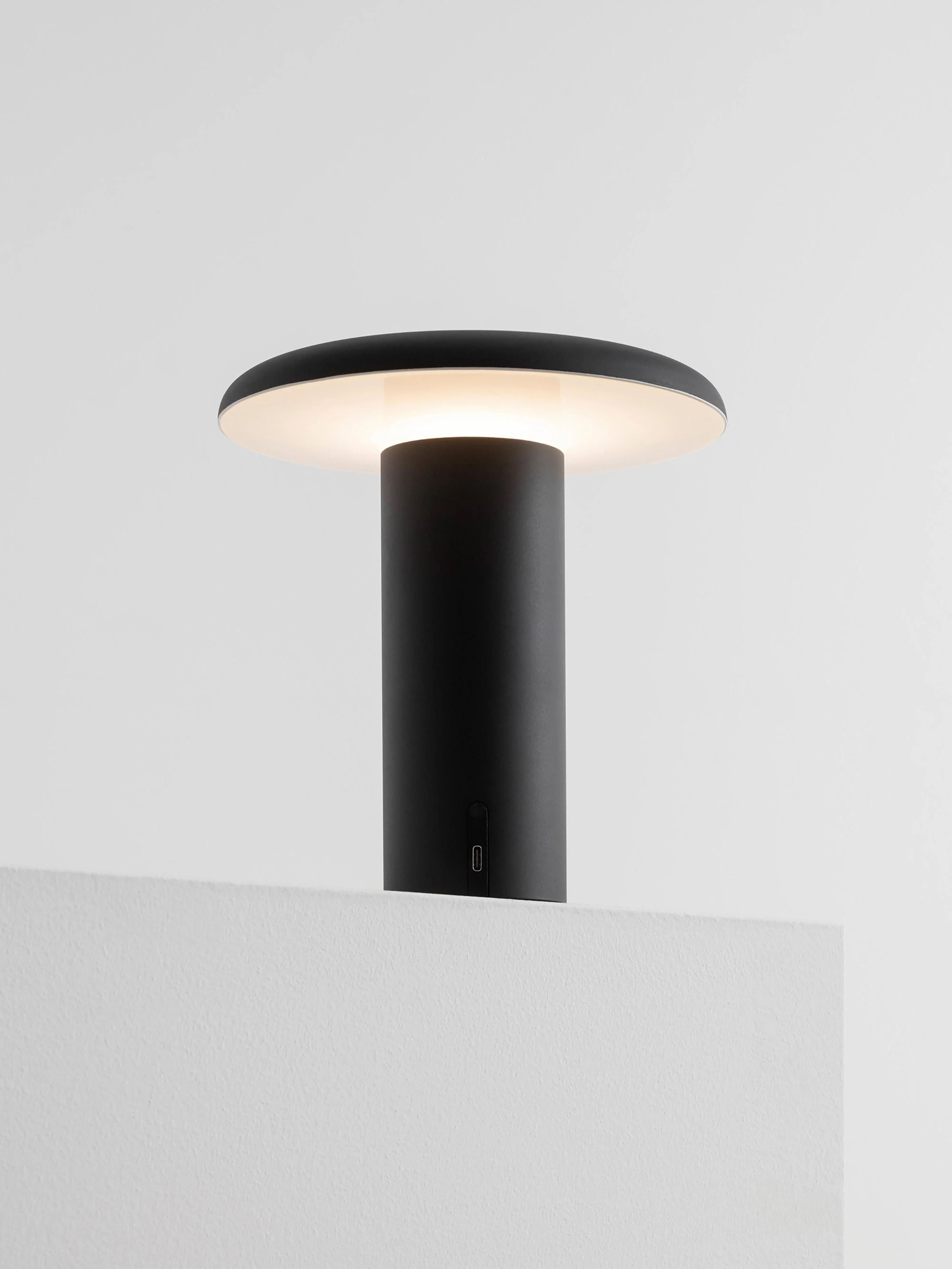 Kleine mobiele LED tafellamp Takku, dimbaar