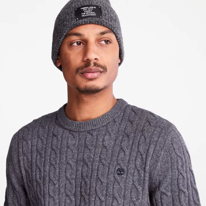 Suéter masculino Phillips Brook com gola redonda em tricô trançado na cor cinza.