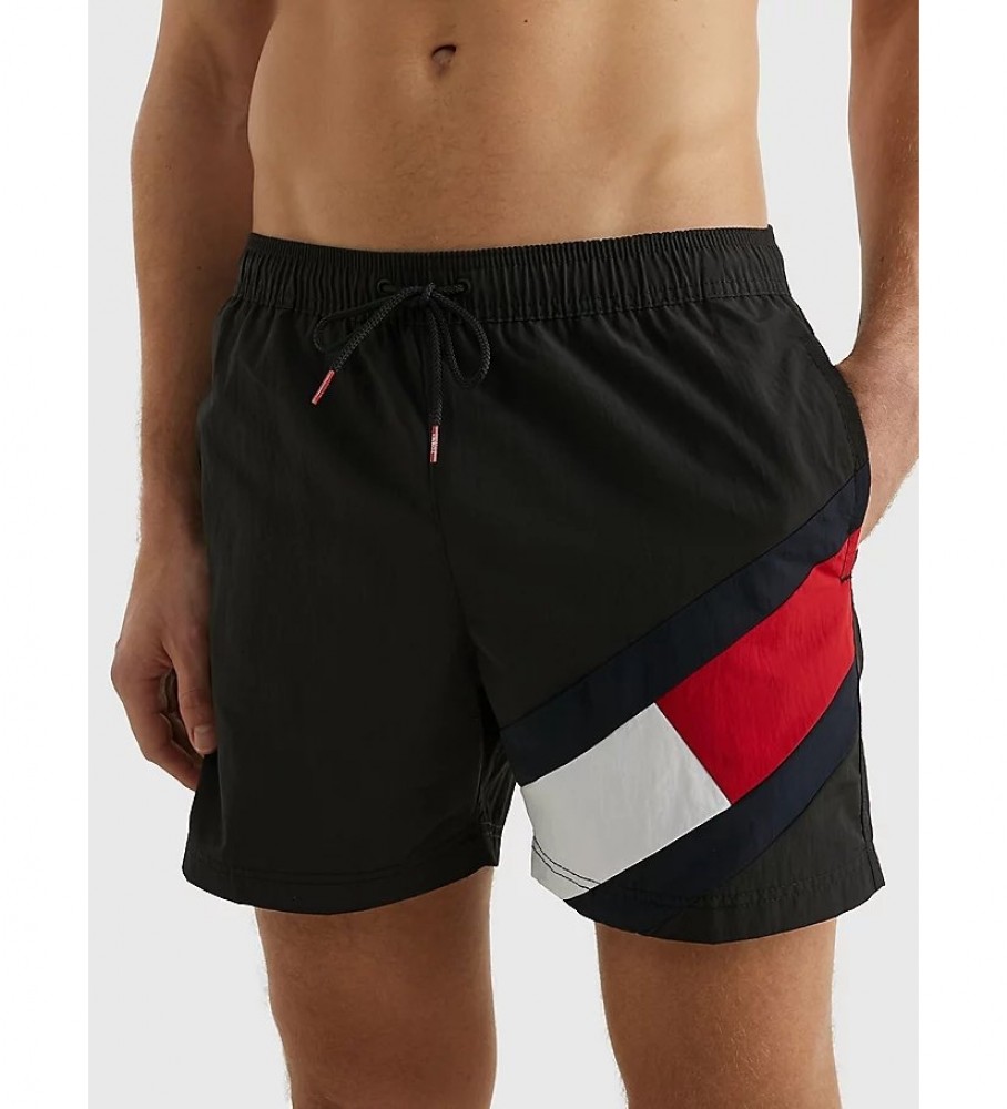 Calção de banho Tommy Hilfiger de comprimento médio com cordão preto.