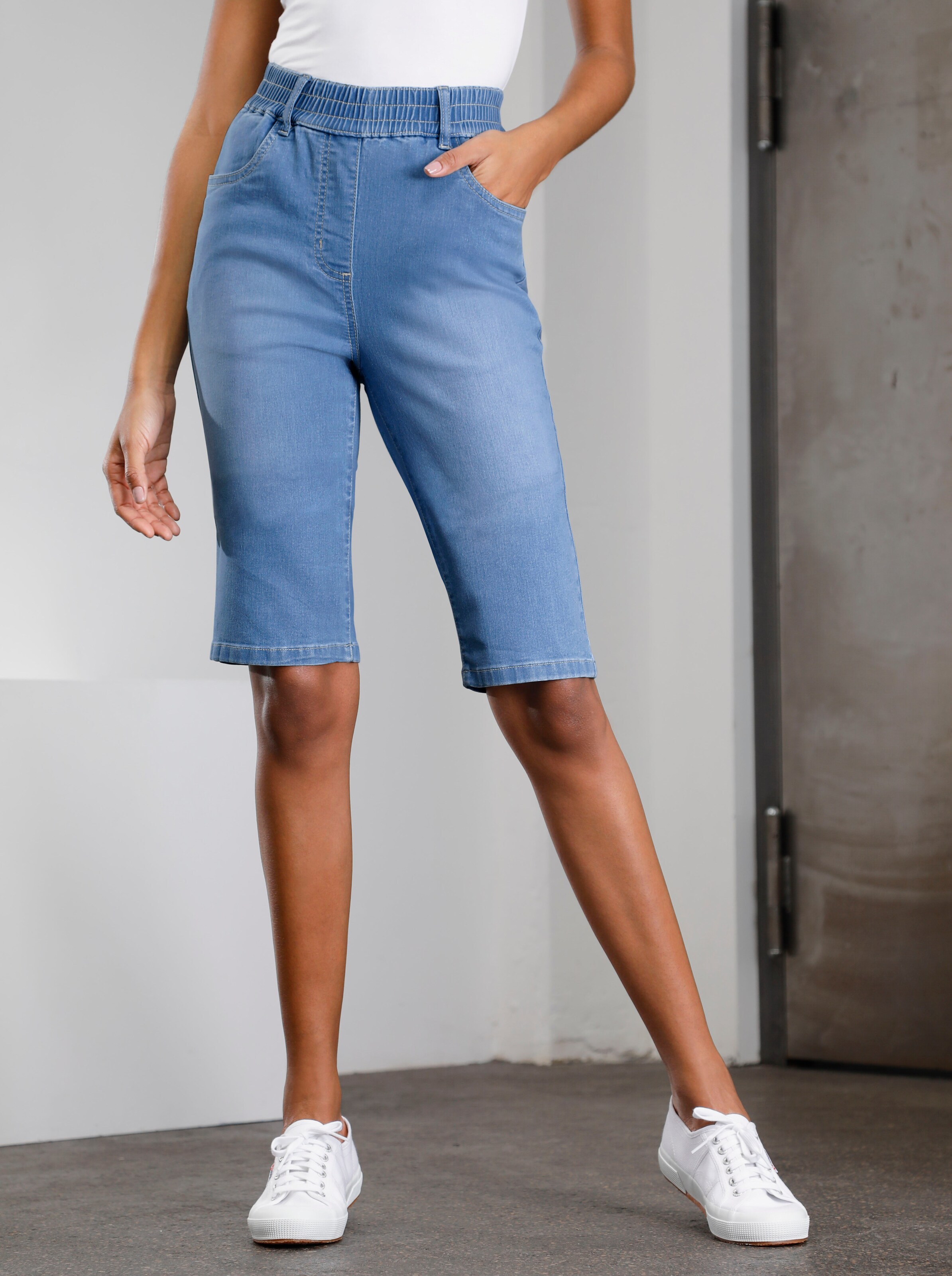 Jeansbermudas mit hohem Rundum-Dehnbund
