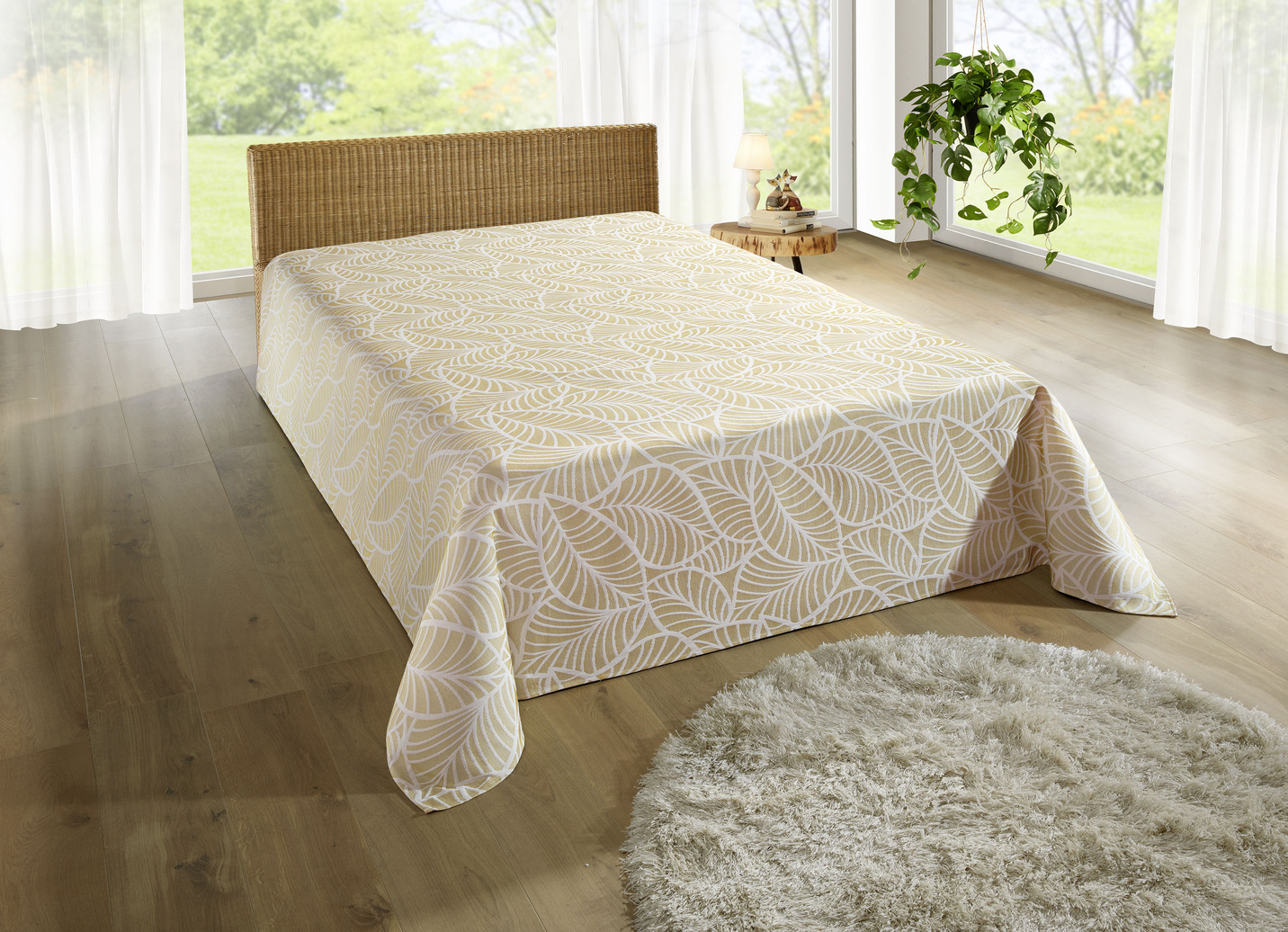 Tagesdecke und Kissenbezüge mit naturnahen Blättermotiven