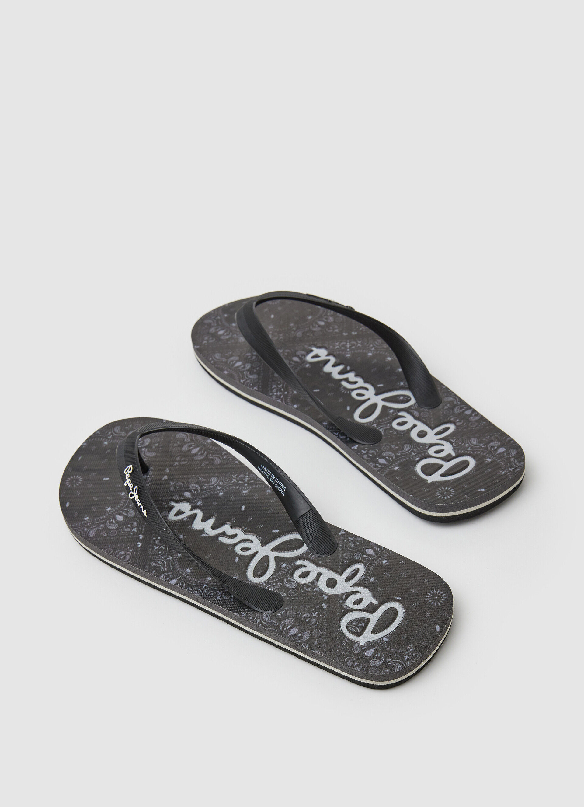 Chinelo de praia com estampa de baleia e bandana - preto