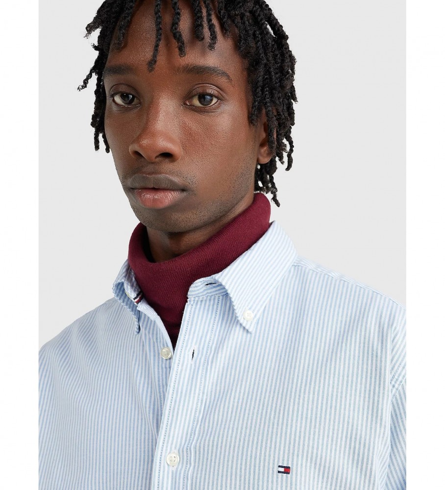 Camisa listrada Tommy Hilfiger TH Flex da coleção 1985, azul.