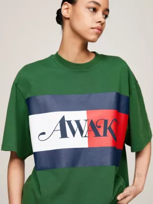 Camiseta Tommy x Awake NY com slogan nas costas
