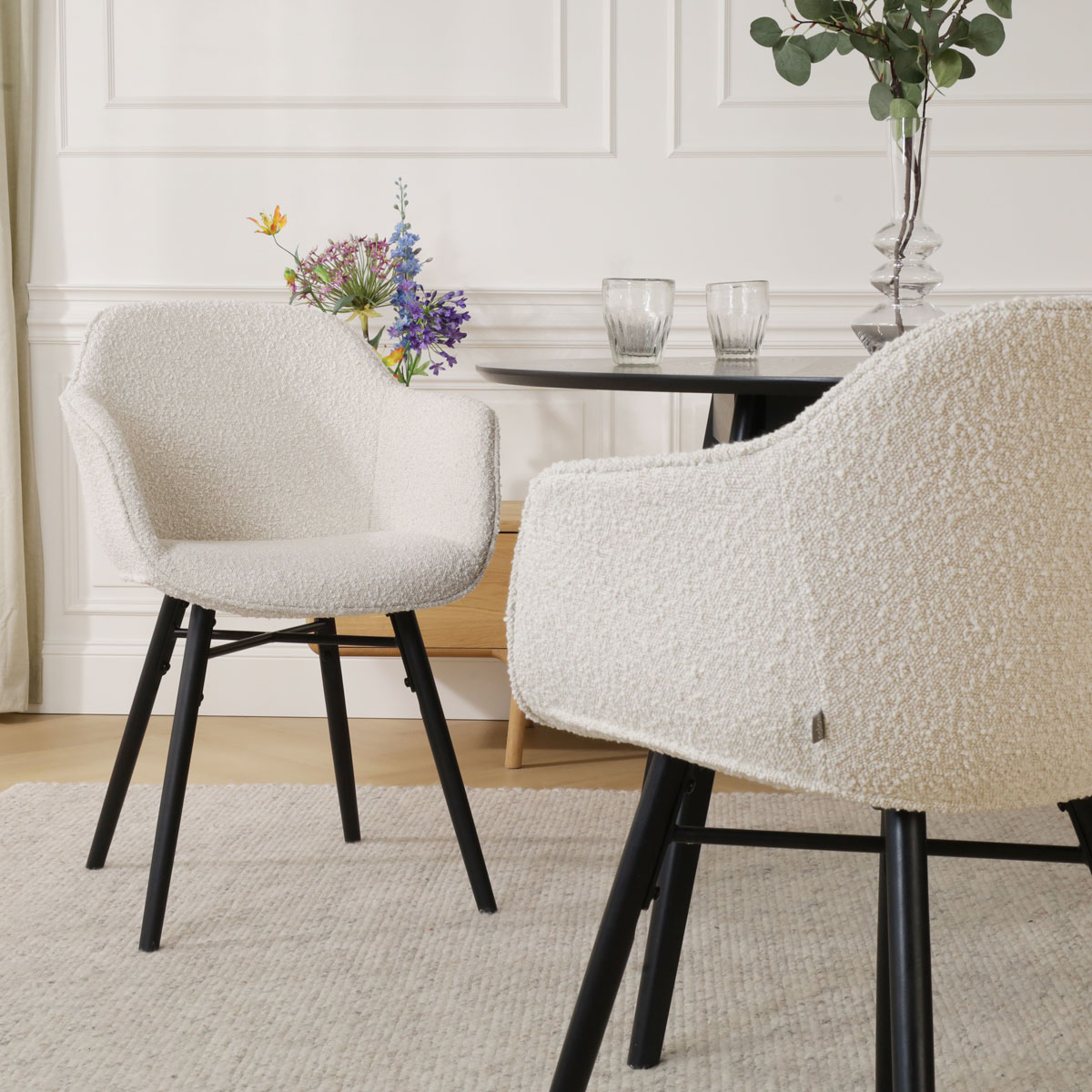 Eetkamerstoel Nena-Mare bouclé beige - zwart onderstel