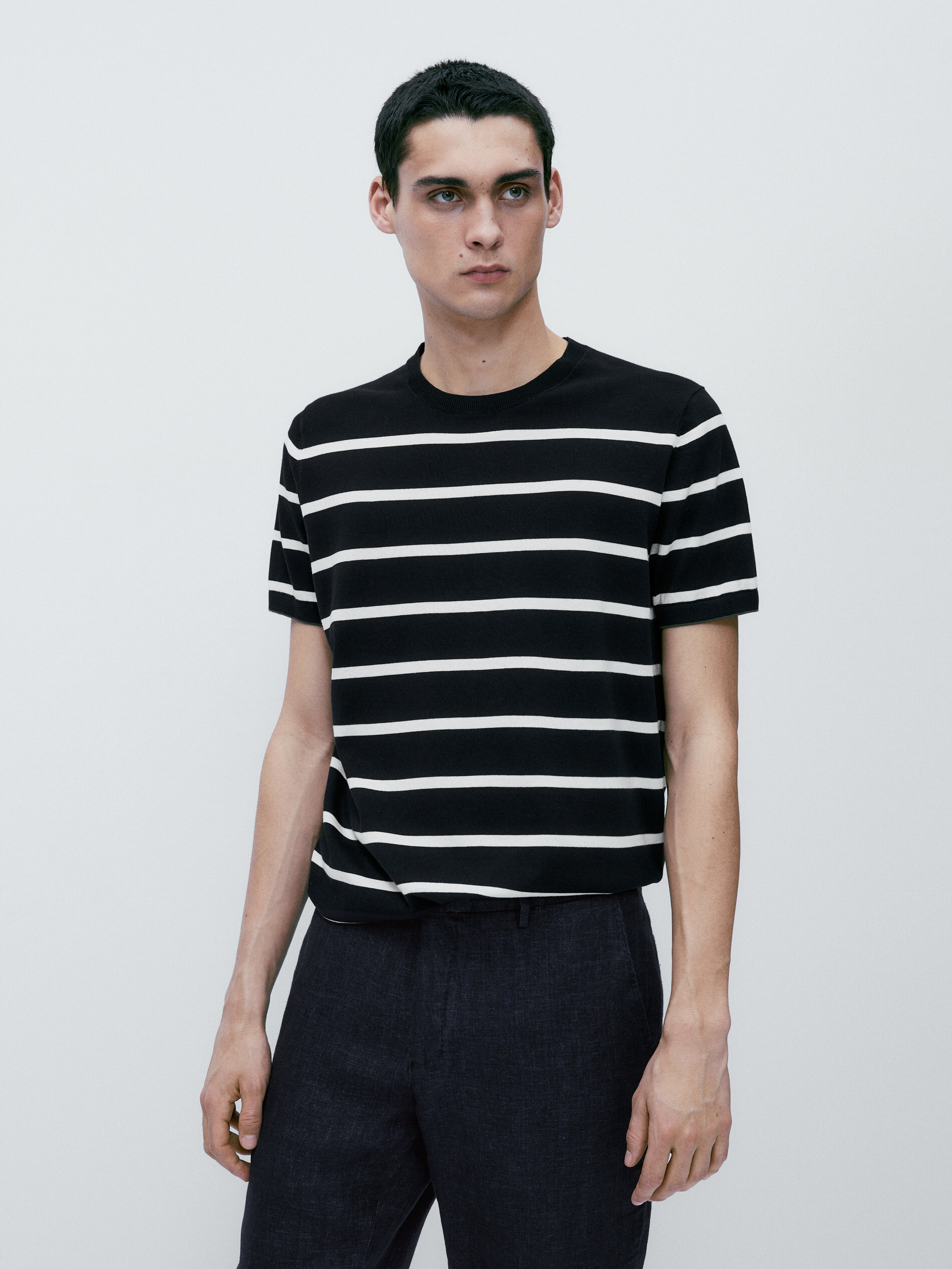 Blusa de gola alta listrada em malha jersey - AZUL MARINHO