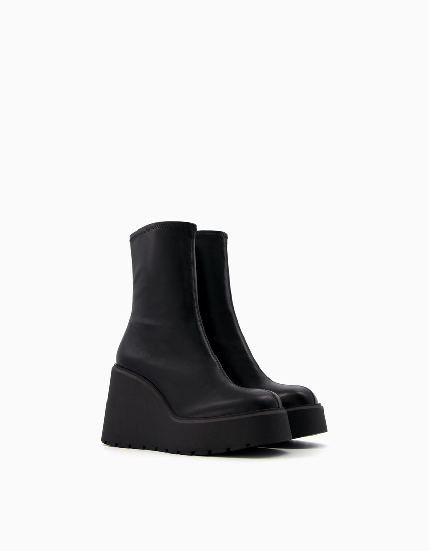 Botas de cano curto com salto plataforma