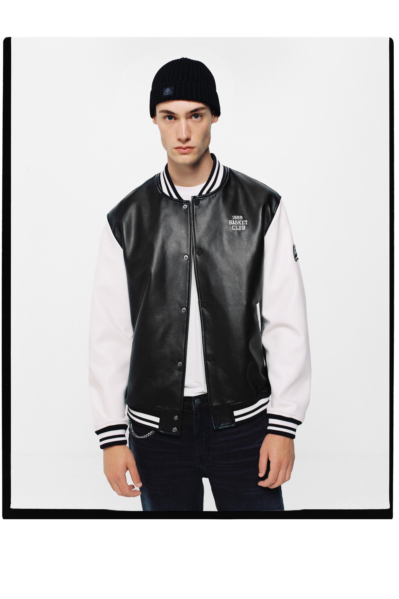 Jaqueta bomber estilo universitário com efeito de couro