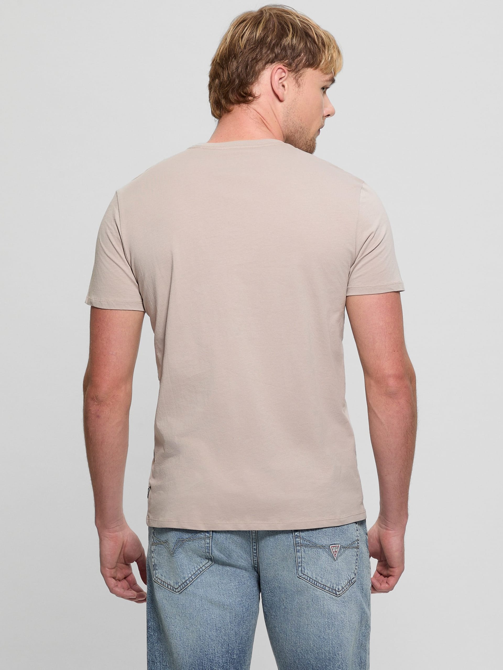 Camiseta com o logotipo do GUESS Club