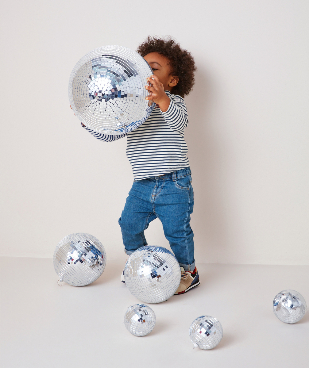 PANTALON DROIT EN DENIM BÉBÉ GARÇON AVEC PATCH BRODÉ