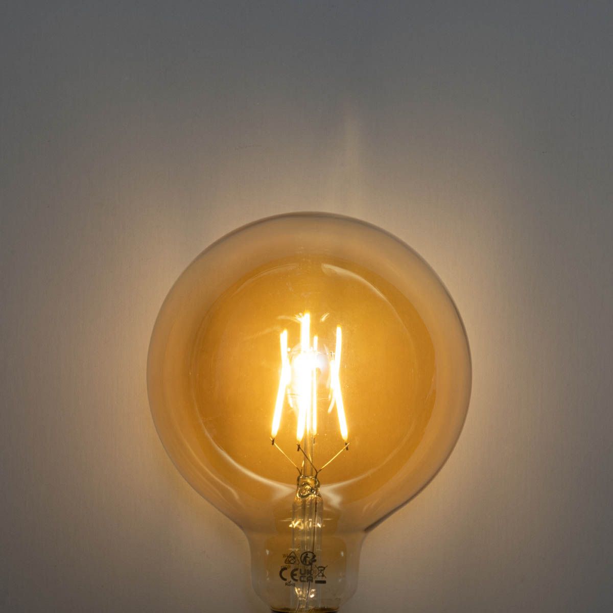 E27 3-staps dimbaar LED goud G125 4W 450 lm 2700K