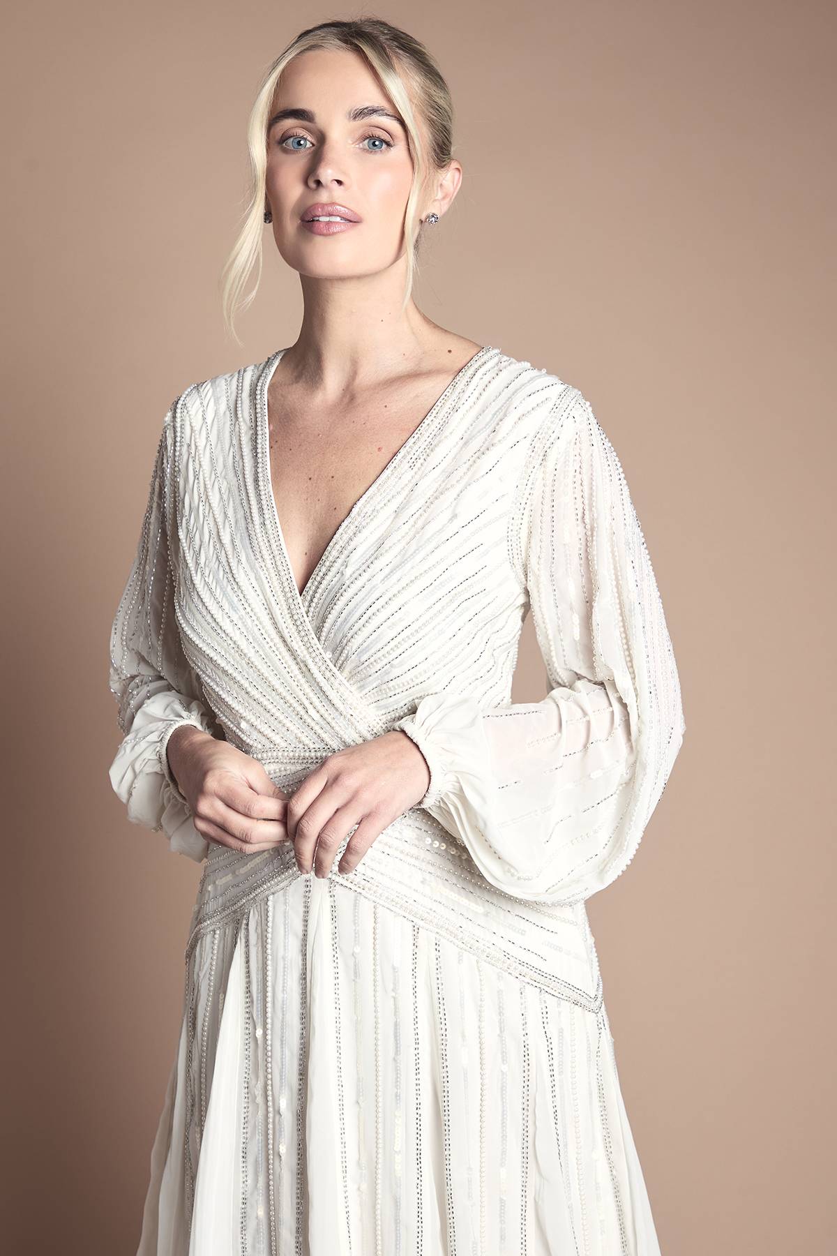 Coast Robe De Mariée Petite À Manches Longues Avec Ornements Linéaires
