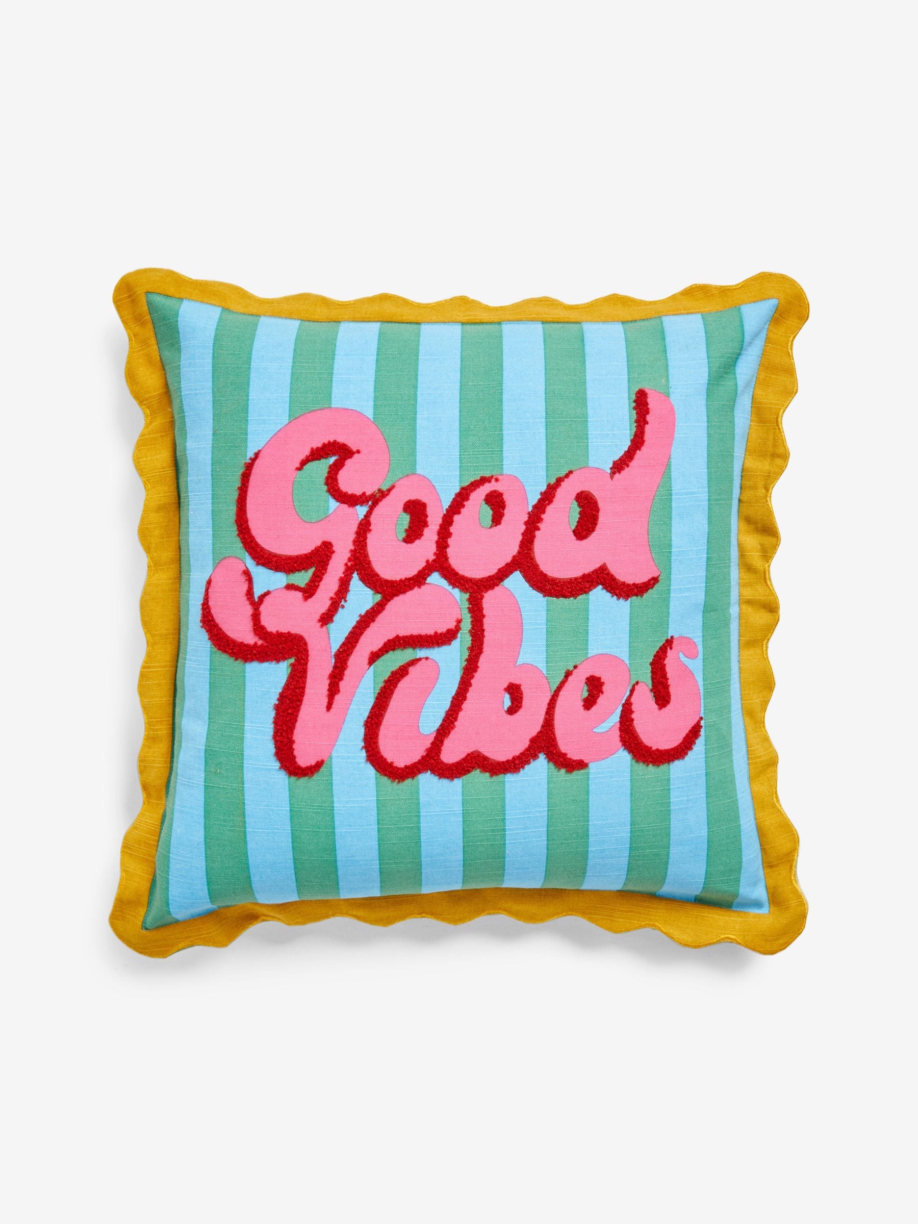 Eleanor Bowmer Good Vibes Slogan kussen met geschulpte rand