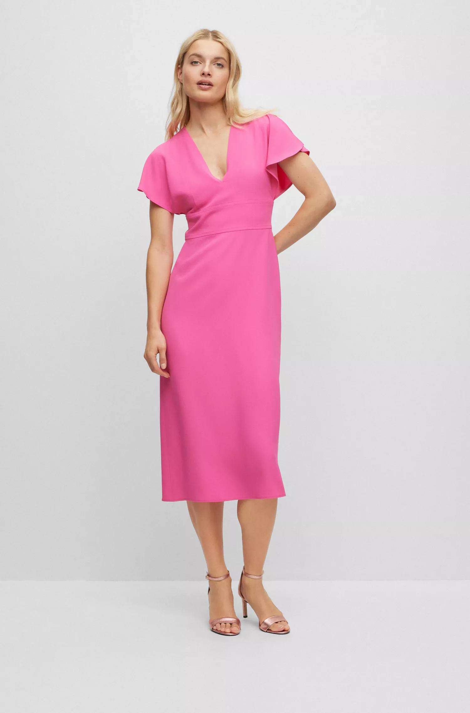 Vestido preto BOSS de corte justo com fecho de zíper e decote em V.