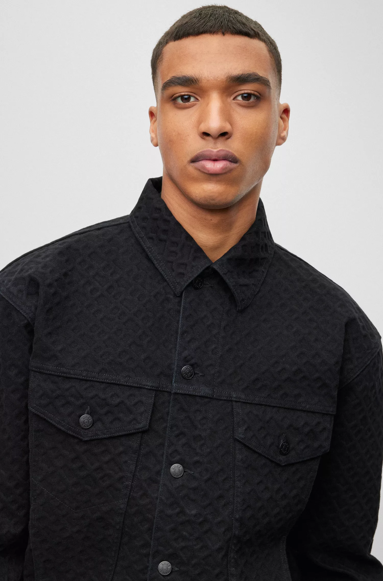 Jaqueta BOSS preta de corte regular em denim de algodão com monograma em relevo