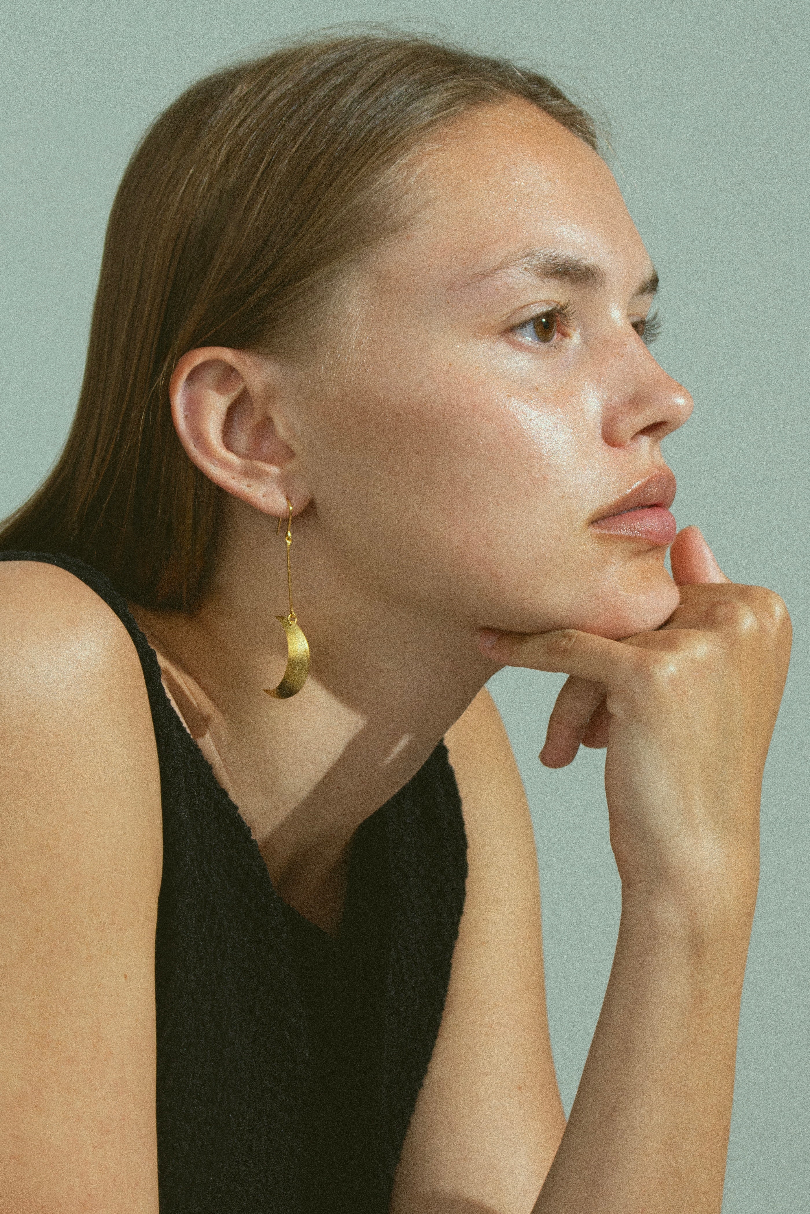 Jane Kønig  Half Moon hængeørering - forgyldt